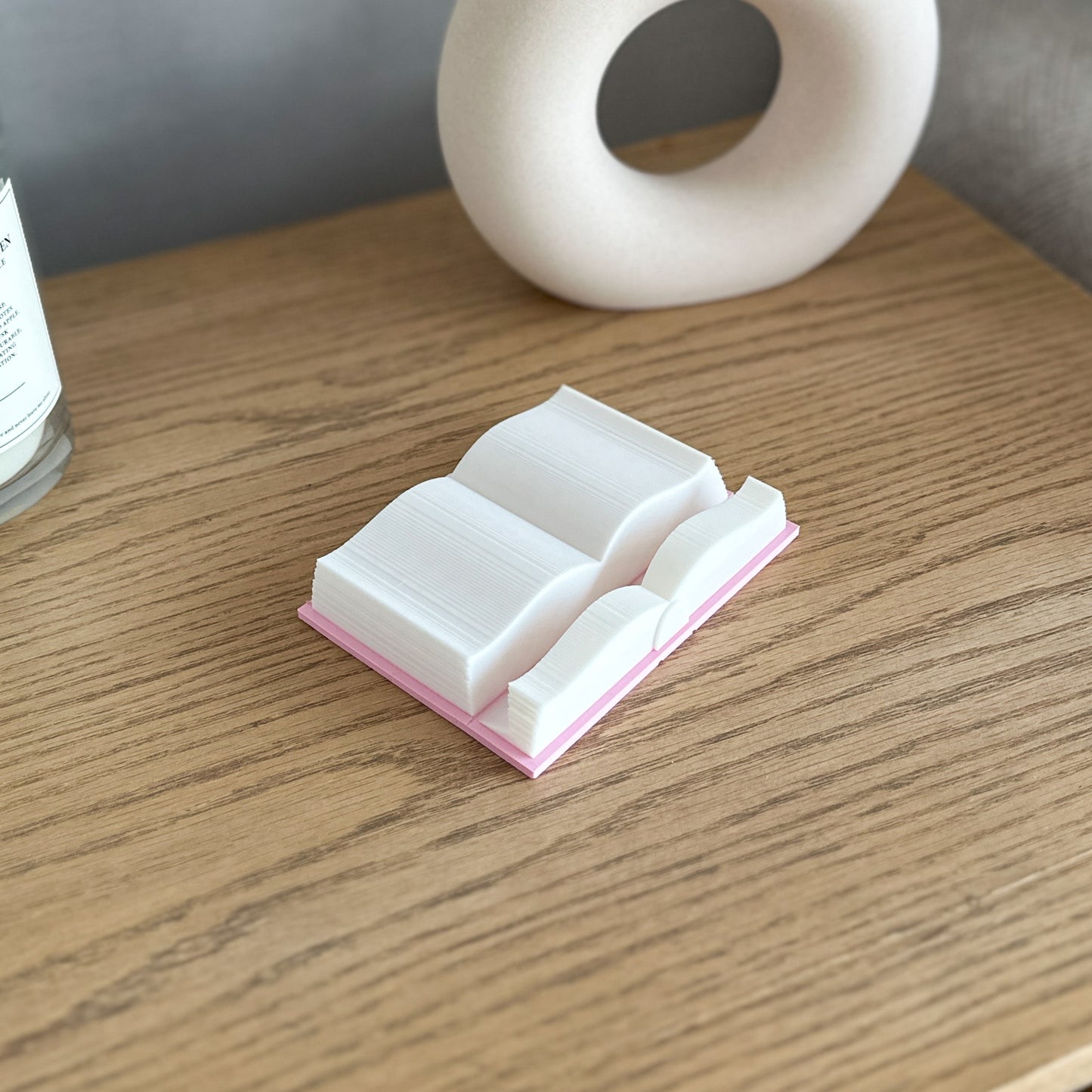 Soporte para Kindle con Forma de Libro – Impreso en 3D, Color Personalizable | Mystica Papelería