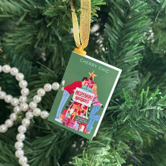 Adorno navideño colgante con forma de libro impreso en 3D – personalizable por título o género, exclusivo de Mystica Papelería Chile
