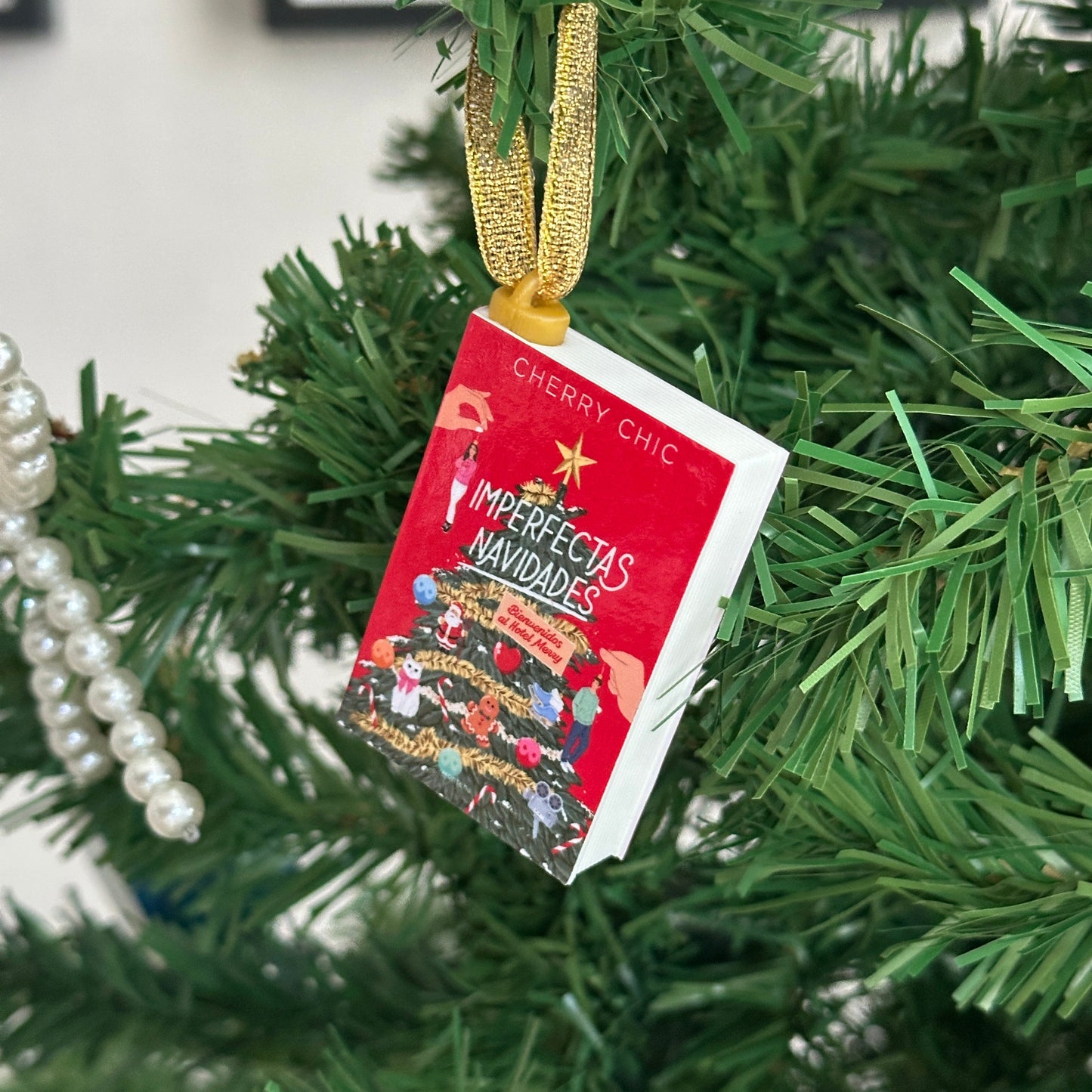 Adorno navideño rojo colgante con forma de libro impreso en 3D – personalizable por título o género, exclusivo de Mystica Papelería Chile