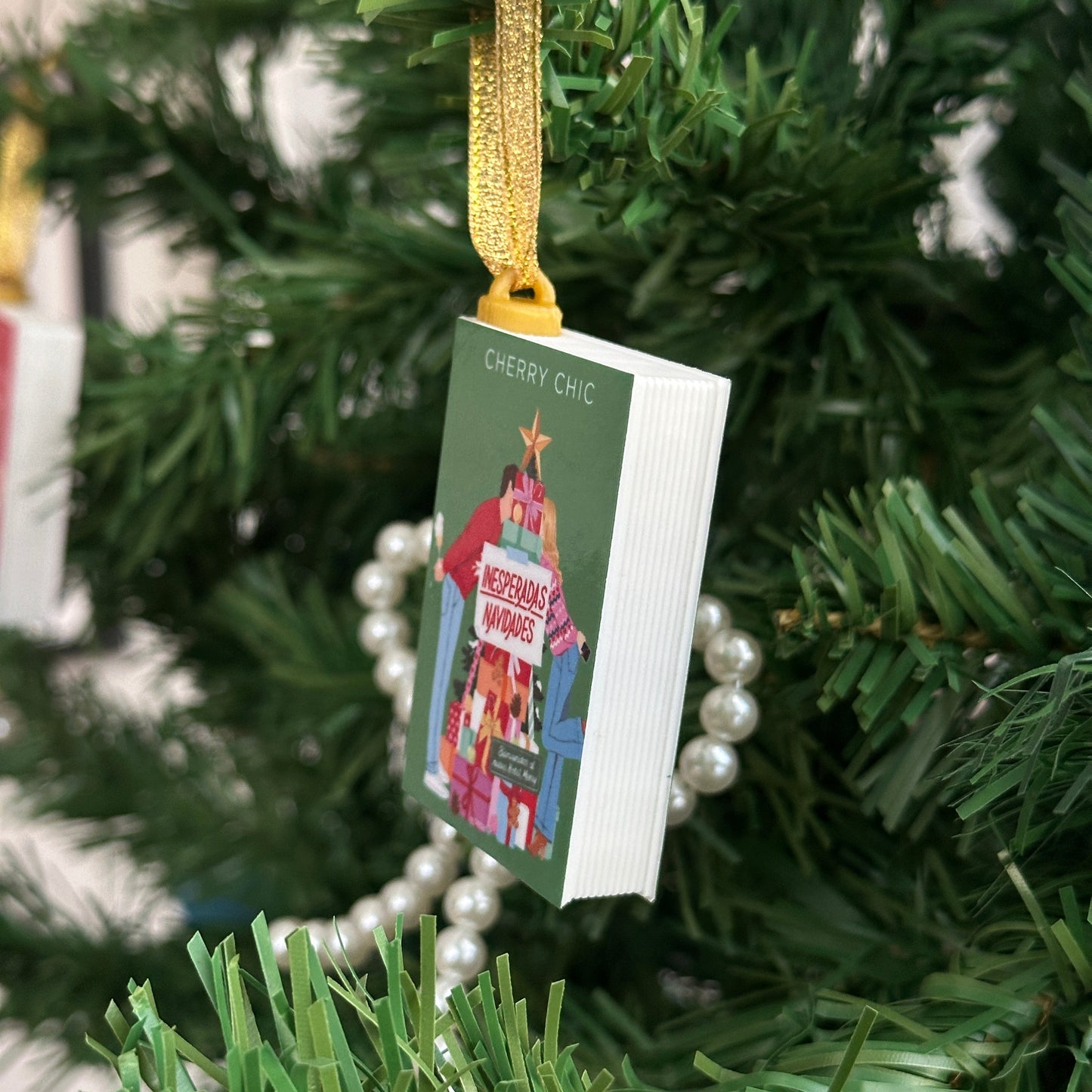 Adorno verde navideño colgante con forma de libro impreso en 3D – personalizable por título o género, exclusivo de Mystica Papelería Chile