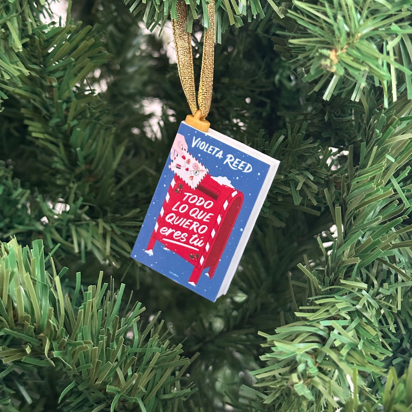 Adorno azul navideño colgante con forma de libro impreso en 3D – personalizable por título o género, exclusivo de Mystica Papelería Chile