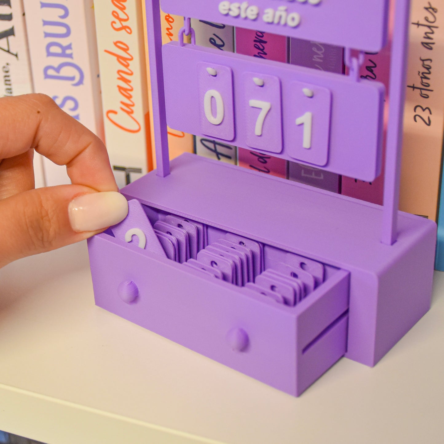Contador de lecturas morado impreso en 3D con texto personalizable y cajón de números – exclusivo de Mystica Papelería Chile