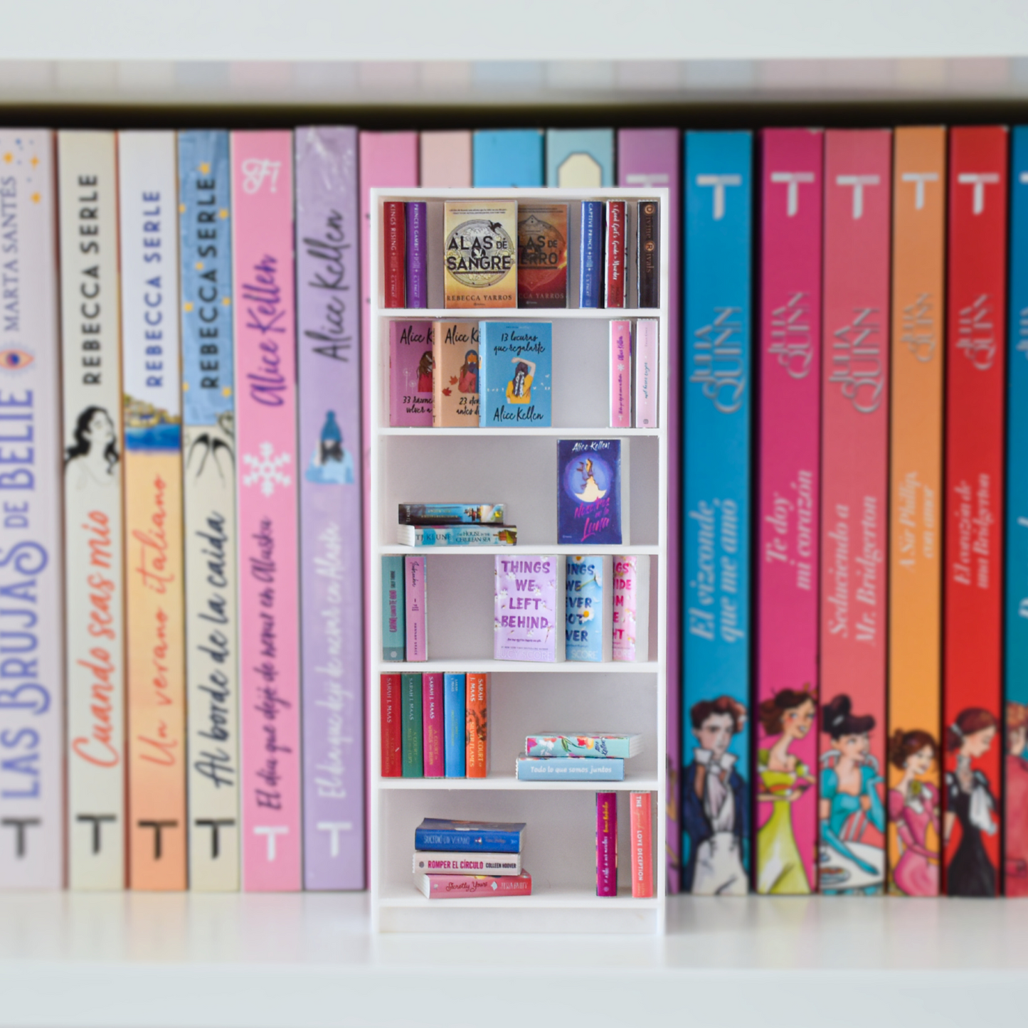 Mini librero impreso en 3D con libros miniatura – producto exclusivo hecho a mano de Mystica Papelería en Chile